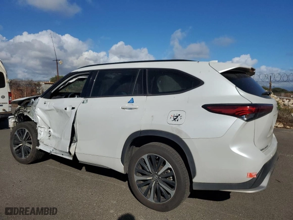 2022 Toyota Highlander XSE with VIN 5TDLZRAH7NS133662, listed as a Copart auction lot 85827124 with 82,047 mi miles and Salvage Title. Bid and sale history available at carsss.com. Image 2.