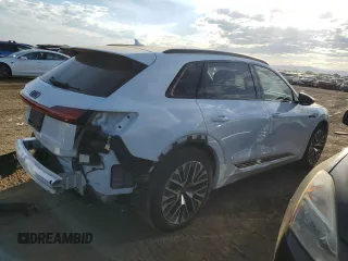2024 Audi Q8 e-tron Premium Plus z VIN WA15AAGEXRB042875, wystawiony jako Copart lot #73211474 z przebiegiem 5 674 mil mil oraz Szkoda całkowita • Salvage title. Historia ofert i sprzedaży dostępna na DreamBid. Obrazek 3.