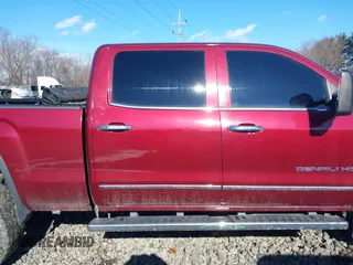 2015 GMC Sierra 2500HD Denali z VIN 1GT120E8XFF188285, wystawiony jako IAAI lot #41586993 z przebiegiem 141 691 mil mil oraz . Historia ofert i sprzedaży dostępna na DreamBid. Obrazek 14.