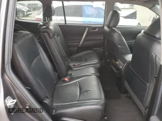 2012 Toyota Highlander z VIN 5TDBK3EH4CS114863, wystawiony jako Copart lot #56175355 z przebiegiem 168 327 mil mil oraz Szkody całkowita. Historia ofert i sprzedaży dostępna na DreamBid. Obrazek 11.