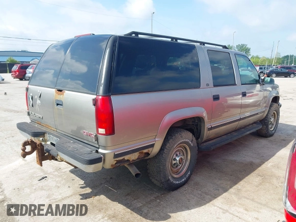 1999 GMC Suburban z VIN 3GKGK26J2XG505570, wystawiony jako IAAI lot #42358504 z przebiegiem 115 253 mil mil oraz . Historia ofert i sprzedaży dostępna na DreamBid. Obrazek 4.