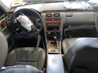 1999 Mercedes-Benz E 320 z VIN WDBJF65HXXA837426, wystawiony jako Copart lot #51084325 z przebiegiem Nie podano mil oraz Szkoda całkowita • Salvage title. Historia ofert i sprzedaży dostępna na DreamBid. Obrazek 8.