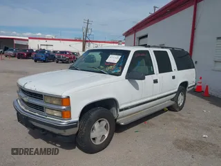 1999 Chevrolet Suburban z VIN 3GNFK16R1XG165083, wystawiony jako IAAI lot #42137129 z przebiegiem 209 137 mil mil oraz . Historia ofert i sprzedaży dostępna na DreamBid. Obrazek 2.
