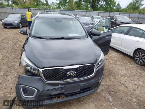 2017 Kia Sorento LX z VIN 5XYPG4A33HG274938, wystawiony jako IAAI lot #42341796 z przebiegiem 153 168 mil mil oraz . Historia ofert i sprzedaży dostępna na DreamBid. Obrazek 12.