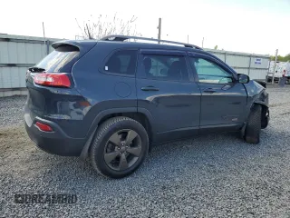 2017 Jeep Cherokee 75th Anniversary Edition z VIN 1C4PJMCB6HW568617, wystawiony jako Copart lot #55607595 z przebiegiem 83 662 mil mil oraz Szkoda całkowita • Salvage title. Historia ofert i sprzedaży dostępna na DreamBid. Obrazek 3.