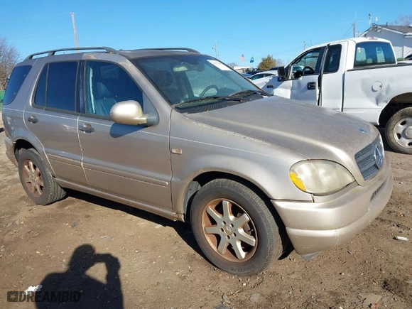 2001 Mercedes-Benz M-Class with VIN 4JGAB72E51A247926, listed as a IAAI auction lot 41277111 with 208,817 mi miles. Bid and sale history available at carsss.com. Image 1.