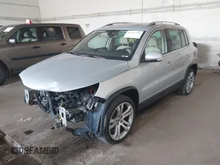 2013 Volkswagen Tiguan SEL z VIN WVGBV7AX2DW557134, wystawiony jako IAAI lot #42431396 z przebiegiem 160 692 mil mil oraz . Historia ofert i sprzedaży dostępna na DreamBid. Obrazek 2.