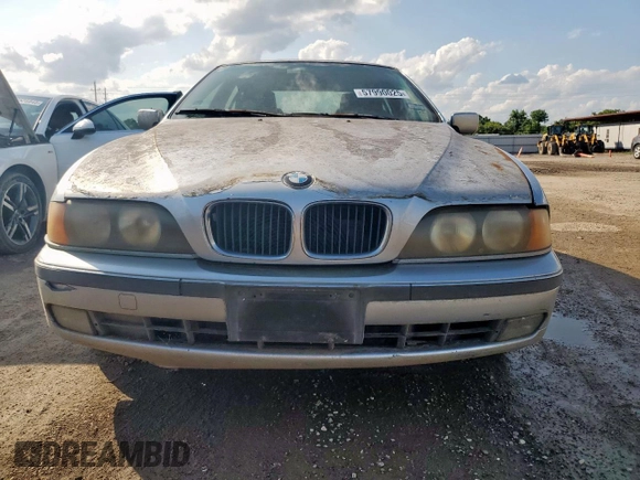 1998 BMW 5 Series 528i z VIN WBADD6323WGT91986, wystawiony jako Copart lot #57990025 z przebiegiem Nie podano mil oraz Czysty tytuł • Clean title. Historia ofert i sprzedaży dostępna na DreamBid. Obrazek 5.