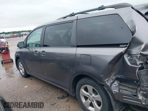 2015 Toyota Sienna LE AAS z VIN 5TDKK3DCXFS612396, wystawiony jako IAAI lot #42172932 z przebiegiem 90 440 mil mil oraz . Historia ofert i sprzedaży dostępna na DreamBid. Obrazek 14.