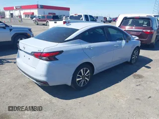 2024 Nissan Versa SV z VIN 3N1CN8EV4RL904065, wystawiony jako IAAI lot #41793991 z przebiegiem 2 742 mil mil oraz . Historia ofert i sprzedaży dostępna na DreamBid. Obrazek 4.