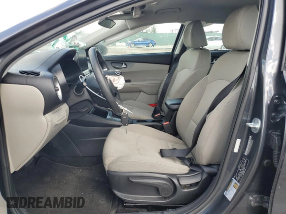 2021 Kia Forte FE z VIN 3KPF24AD8ME373460, wystawiony jako Copart lot #45184105 z przebiegiem 54 878 mil mil oraz Czysty tytuł • Clean title. Historia ofert i sprzedaży dostępna na DreamBid. Obrazek 7.