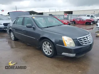 2009 Cadillac DTS 1SA z VIN 1G6KD57Y79U110350, wystawiony jako IAAI lot #42082318 z przebiegiem 94 369 mil mil oraz . Historia ofert i sprzedaży dostępna na DreamBid. Obrazek 1.