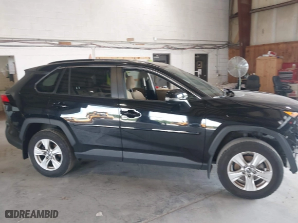 2021 Toyota RAV4 XLE with VIN 2T3P1RFV0MW151943, listed as a IAAI auction lot 39720685 with 55,536 mi miles. Bid and sale history available at carsss.com. Image 13.