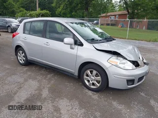 2012 Nissan Versa S z VIN 3N1BC1CP3CK267230, wystawiony jako IAAI lot #42369856 z przebiegiem 200 971 mil mil oraz . Historia ofert i sprzedaży dostępna na DreamBid. Obrazek 1.
