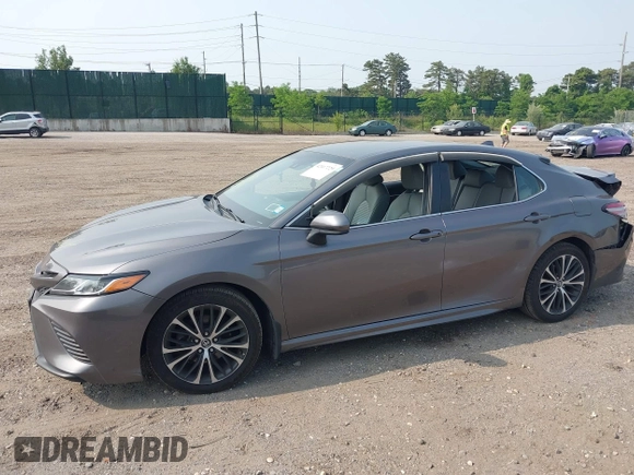 2018 Toyota Camry LE z VIN 4T1B11HK7JU033701, wystawiony jako IAAI lot #42417229 z przebiegiem 49 977 mil mil oraz . Historia ofert i sprzedaży dostępna na DreamBid. Obrazek 14.