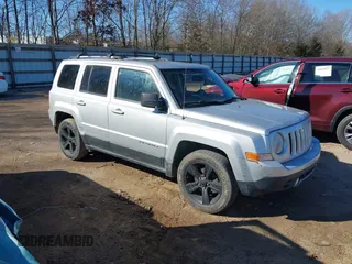 2013 Jeep Patriot Latitude with VIN 1C4NJPFB0DD192541, listed as a IAAI auction lot 41632796 with 121,823 mi miles. Bid and sale history available at carsss.com. Image 1.