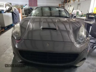 2010 Ferrari California z VIN ZFF65LJA8A0168430, wystawiony jako Copart lot #50759965 z przebiegiem 26 006 mil mil oraz Szkody całkowita. Historia ofert i sprzedaży dostępna na DreamBid. Obrazek 5.
