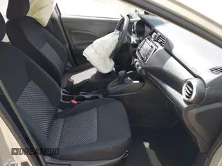 2024 Nissan Versa S z VIN 3N1CN8DV5RL848834, wystawiony jako IAAI lot #42091656 z przebiegiem 7 213 mil mil oraz . Historia ofert i sprzedaży dostępna na DreamBid. Obrazek 5.