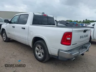 2025 Ram 1500 Big Horn z VIN 1C6SRFFPXSN581512, wystawiony jako IAAI lot #42158063 z przebiegiem 35 469 mil mil oraz . Historia ofert i sprzedaży dostępna na DreamBid. Obrazek 3.