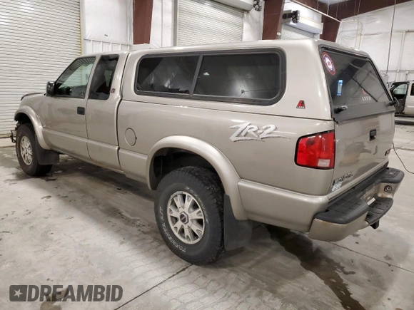 2003 GMC Sonoma SLS z VIN 1GTCT19X038151436, wystawiony jako Copart lot #81548914 z przebiegiem 199 712 mil mil oraz Szkody całkowita. Historia ofert i sprzedaży dostępna na DreamBid. Obrazek 2.