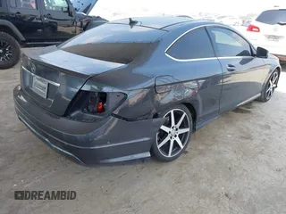 2015 Mercedes-Benz C 250 z VIN WDDGJ4HBXFG390555, wystawiony jako IAAI lot #42288436 z przebiegiem 93 665 mil mil oraz . Historia ofert i sprzedaży dostępna na DreamBid. Obrazek 4.