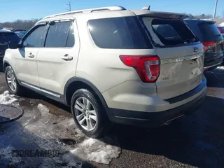 2018 Ford Explorer XLT z VIN 1FM5K8D81JGA18090, wystawiony jako IAAI lot #41316187 z przebiegiem 136 199 mil mil oraz . Historia ofert i sprzedaży dostępna na DreamBid. Obrazek 3.