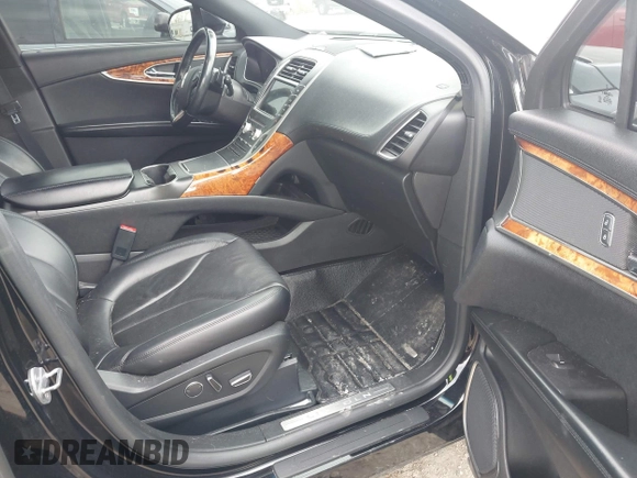 2017 Lincoln MKX Reserve z VIN 2LMPJ8LR7HBL31673, wystawiony jako IAAI lot #42202188 z przebiegiem 80 646 mil mil oraz . Historia ofert i sprzedaży dostępna na DreamBid. Obrazek 5.