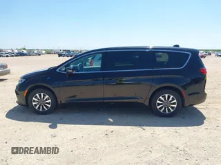 2024 Chrysler Pacifica Hybrid Select with VIN 2C4RC1S70RR169467, listed as a IAAI auction lot 42448734 with 38,062 mi miles and . Bid and sale history available at DreamBid. Image 14.