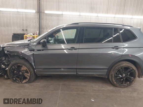 2024 Volkswagen Tiguan SE R-Line Black с VIN 3VV8B7AX8RM090818, выставлен на аукционе IAAI как лот 42123399 с пробегом 10 846 миль миль и . История ставок и продаж доступна на DreamBid. Изображение 15.