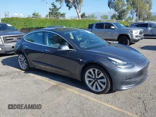2020 Tesla Model 3 Long Range z VIN 5YJ3E1EB8LF646455, wystawiony jako IAAI lot #42218022 z przebiegiem 57 236 mil mil oraz . Historia ofert i sprzedaży dostępna na DreamBid. Obrazek 1.