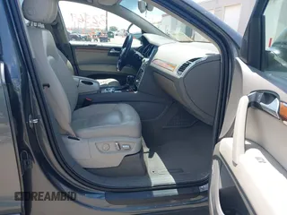 2015 Audi Q7 Premium Plus z VIN WA1LGAFE6FD009024, wystawiony jako IAAI lot #42282569 z przebiegiem 95 953 mil mil oraz . Historia ofert i sprzedaży dostępna na DreamBid. Obrazek 5.