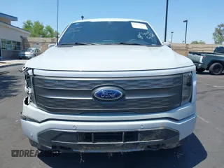 2023 Ford F-150 Lightning Pro z VIN 1FTVW1EL3PWG20829, wystawiony jako IAAI lot #42357162 z przebiegiem 52 553 mil mil oraz . Historia ofert i sprzedaży dostępna na DreamBid. Obrazek 13.