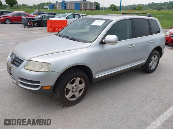 2007 Volkswagen Touareg V6 z VIN WVGZE77L57D001046, wystawiony jako IAAI lot #42283224 z przebiegiem 243 861 mil mil oraz . Historia ofert i sprzedaży dostępna na DreamBid. Obrazek 2.