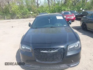 2016 Chrysler 300 S z VIN 2C3CCAGG4GH217056, wystawiony jako IAAI lot #42083625 z przebiegiem 90 977 mil mil oraz . Historia ofert i sprzedaży dostępna na DreamBid. Obrazek 12.