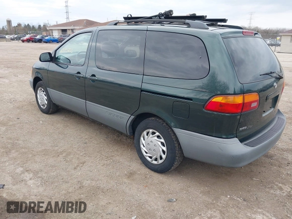 2000 Toyota Sienna LE with VIN 4T3ZF13C9YU258526, listed as a IAAI auction lot 42095633 with 133,871 mi miles. Bid and sale history available at carsss.com. Image 3.
