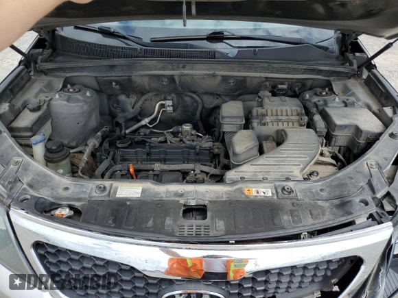 2013 Kia Sorento LX z VIN 5XYKT3A63DG400462, wystawiony jako Copart lot #57388925 z przebiegiem 304 354 mil mil oraz Szkoda całkowita • Salvage title. Historia ofert i sprzedaży dostępna na DreamBid. Obrazek 12.