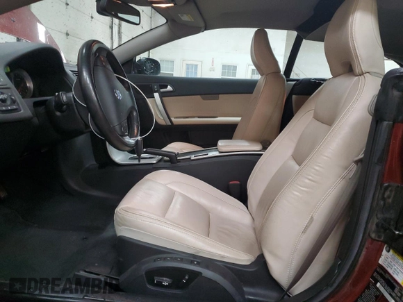 2011 Volvo C70 z VIN YV1672MC9BJ107576, wystawiony jako Copart lot #65650664 z przebiegiem 104 217 mil mil oraz Czysty tytuł • Clean title. Historia ofert i sprzedaży dostępna na DreamBid. Obrazek 7.