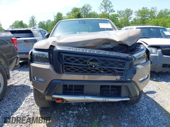 2023 Nissan Frontier Pro-4X z VIN 1N6ED1EK1PN602636, wystawiony jako IAAI lot #42018405 z przebiegiem 58 012 mil mil oraz . Historia ofert i sprzedaży dostępna na DreamBid. Obrazek 12.