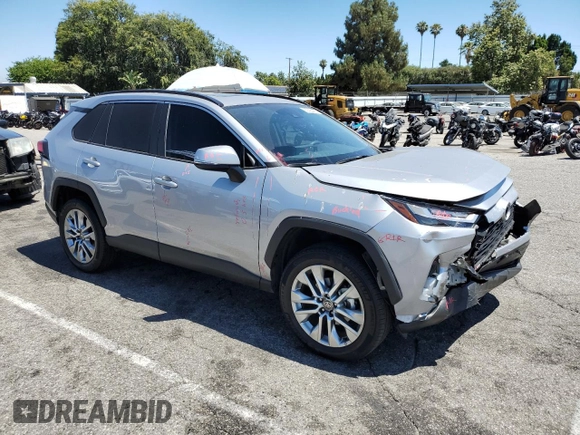 2024 Toyota RAV4 XLE Premium z VIN 2T3C1RFV8RC263882, wystawiony jako Copart lot #63328475 z przebiegiem 11 788 mil mil oraz Szkoda całkowita • Salvage title. Historia ofert i sprzedaży dostępna na DreamBid. Obrazek 4.