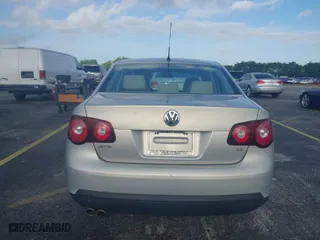 2010 Volkswagen Jetta Sedan Limited with VIN 3VWAX7AJXAM165193, listed as a IAAI auction lot 41962307 with 62,574 mi miles. Bid and sale history available at carsss.com. Image 15.