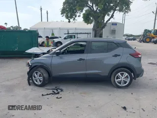 2022 Nissan Kicks S z VIN 3N1CP5BV3NL517739, wystawiony jako IAAI lot #42181025 z przebiegiem 26 087 mil mil oraz . Historia ofert i sprzedaży dostępna na DreamBid. Obrazek 14.
