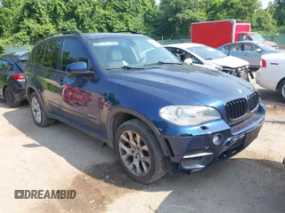 2012 BMW X5 35i z VIN 5UXZV4C55CL762250, wystawiony jako IAAI lot #42494232 z przebiegiem 179 349 mil mil oraz . Historia ofert i sprzedaży dostępna na DreamBid. Obrazek 1.