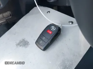 2024 Toyota Prius LE z VIN JTDACAAU8R3046786, wystawiony jako IAAI lot #42249270 z przebiegiem 7862 mil mil oraz . Historia ofert i sprzedaży dostępna na DreamBid. Obrazek 11.