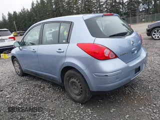 2011 Nissan Versa S z VIN 3N1BC1CP8BL460398, wystawiony jako IAAI lot #41754069 z przebiegiem 239 363 mil mil oraz . Historia ofert i sprzedaży dostępna na DreamBid. Obrazek 3.