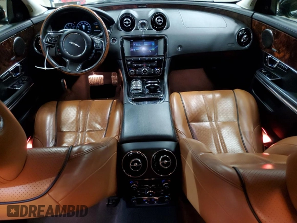 2016 Jaguar XJ R-Sport z VIN SAJWJ1CD0G8V98860, wystawiony jako Copart lot #79899934 z przebiegiem 72 410 mil mil oraz Czysty tytuł • Clean title. Historia ofert i sprzedaży dostępna na DreamBid. Obrazek 8.