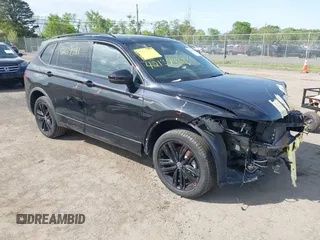 2022 Volkswagen Tiguan SE R-Line Black z VIN 3VV8B7AX8NM111161, wystawiony jako IAAI lot #42139441 z przebiegiem 25 562 mil mil oraz . Historia ofert i sprzedaży dostępna na DreamBid. Obrazek 1.