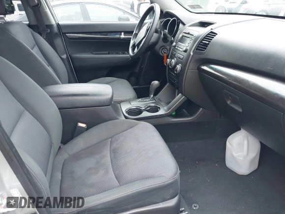 2011 Kia Sorento LX with VIN 5XYKTDA12BG059031, listed as a IAAI auction lot 42194720 with 220,000 mi miles. Bid and sale history available at carsss.com. Image 5.