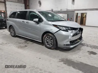 2021 Toyota Sienna XLE with VIN 5TDYRKEC8MS012536, listed as a IAAI auction lot 41690219 with 86,823 mi miles. Bid and sale history available at carsss.com. Image 1.
