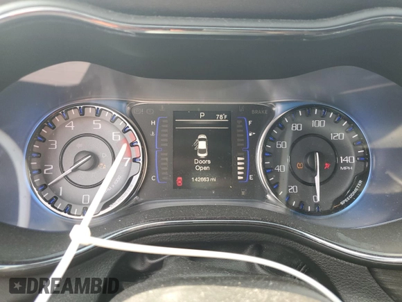 2015 Chrysler 200 S z VIN 1C3CCCBB2FN746132, wystawiony jako Copart lot #59660915 z przebiegiem 142 663 mil mil oraz Szkoda całkowita • Salvage title. Historia ofert i sprzedaży dostępna na DreamBid. Obrazek 9.
