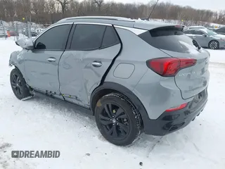 2024 Buick Encore GX Sport Touring z VIN KL4AMDSL8RB168262, wystawiony jako IAAI lot #41584855 z przebiegiem 13 337 mil mil oraz . Historia ofert i sprzedaży dostępna na DreamBid. Obrazek 3.